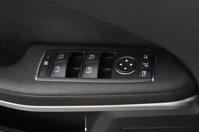 Musta Sedan, Mercedes-Benz E – OTX-597