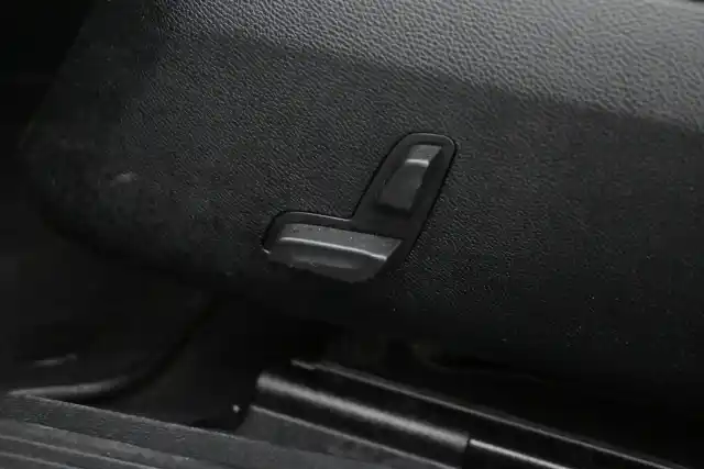 Musta Sedan, Mercedes-Benz E – OTX-597
