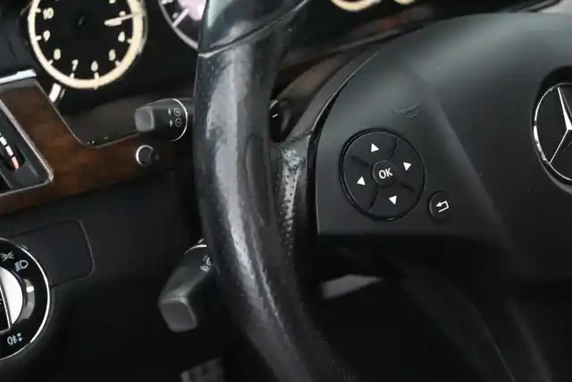 Musta Sedan, Mercedes-Benz E – OTX-597
