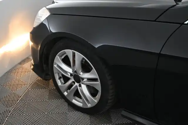 Musta Sedan, Mercedes-Benz E – OTX-597