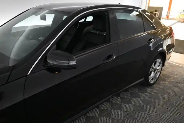 Musta Sedan, Mercedes-Benz E – OTX-597