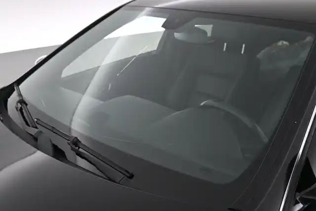 Musta Sedan, Mercedes-Benz E – OTX-597