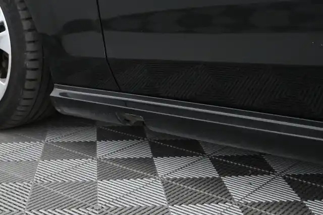 Musta Sedan, Mercedes-Benz E – OTX-597