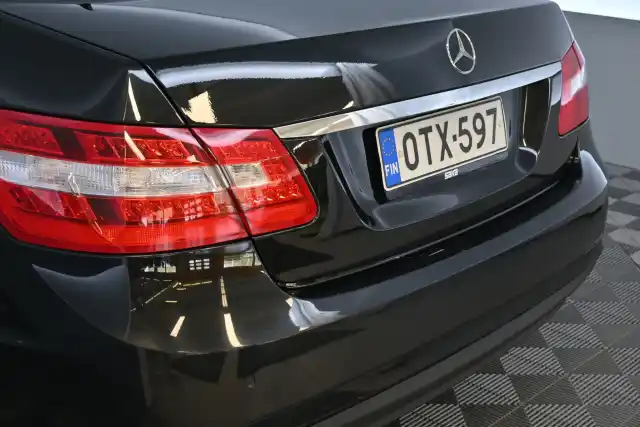 Musta Sedan, Mercedes-Benz E – OTX-597