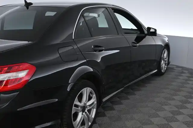 Musta Sedan, Mercedes-Benz E – OTX-597