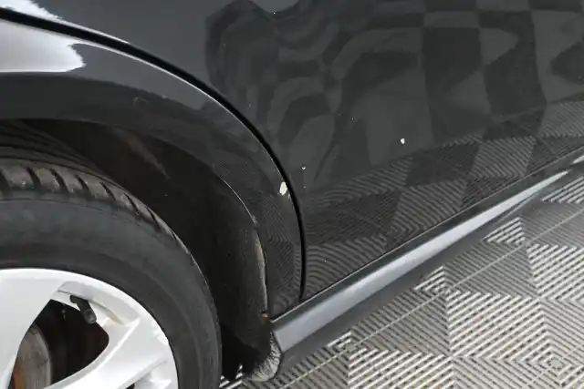 Musta Sedan, Mercedes-Benz E – OTX-597