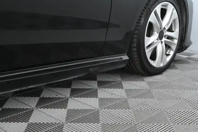 Musta Sedan, Mercedes-Benz E – OTX-597