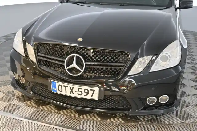 Musta Sedan, Mercedes-Benz E – OTX-597
