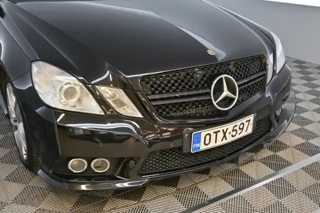 Musta Sedan, Mercedes-Benz E – OTX-597