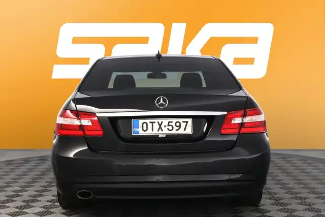 Musta Sedan, Mercedes-Benz E – OTX-597