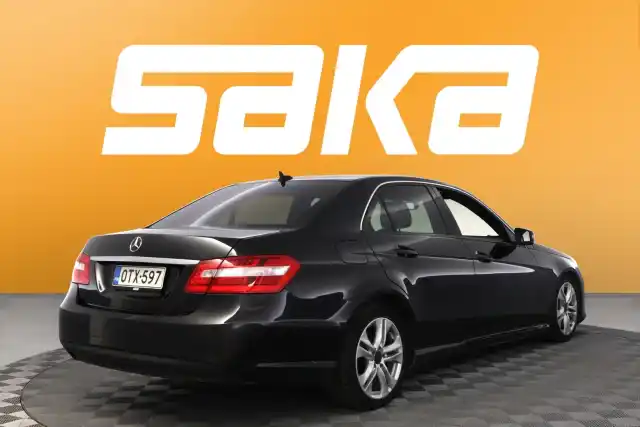 Musta Sedan, Mercedes-Benz E – OTX-597