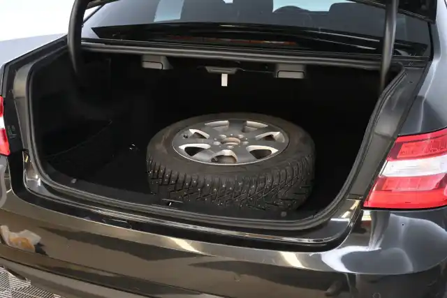 Musta Sedan, Mercedes-Benz E – OTX-597