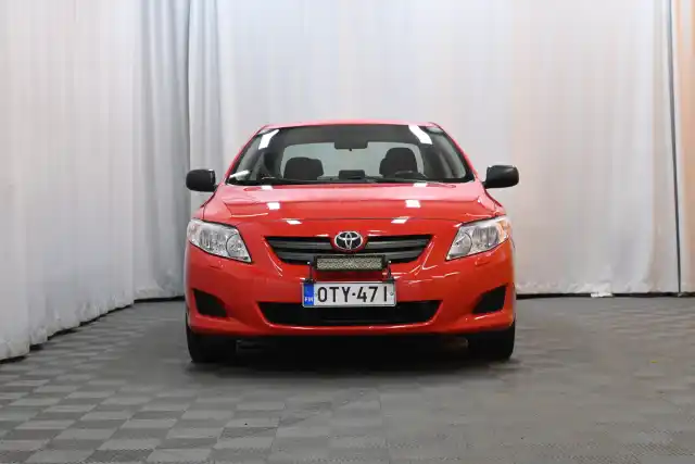 Punainen Sedan, Toyota Corolla – OTY-471