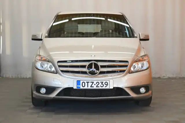 Harmaa Tila-auto, Mercedes-Benz B – OTZ-239