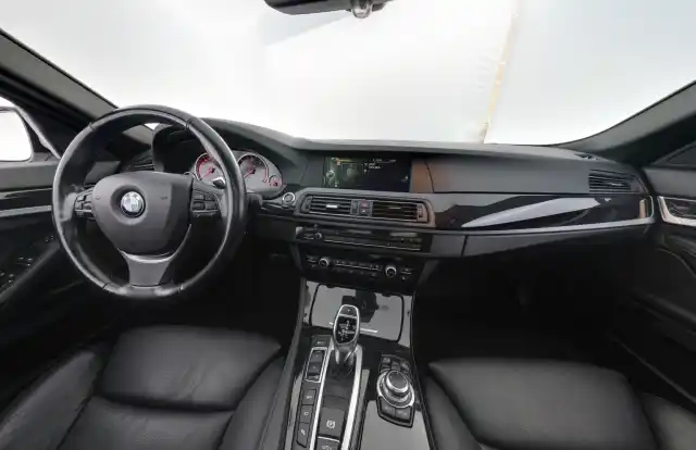 Valkoinen Farmari, BMW 530 – OUJ-373