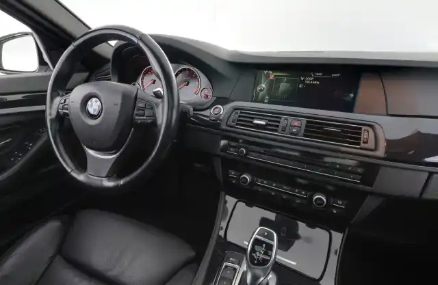 Valkoinen Farmari, BMW 530 – OUJ-373