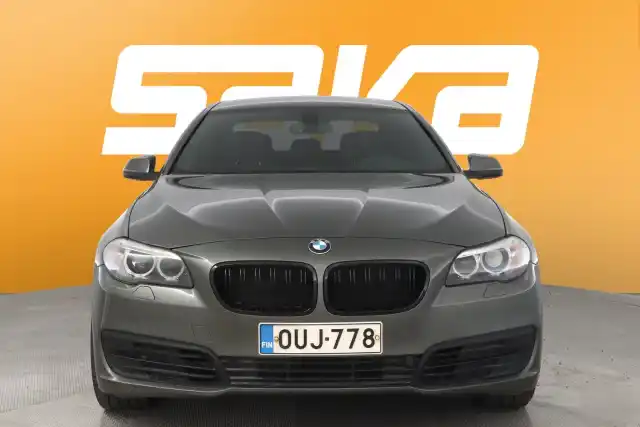 Harmaa Sedan, BMW 520 – OUJ-778