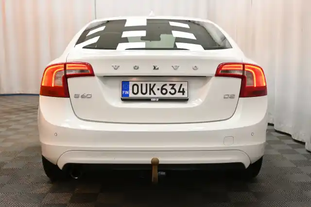 Valkoinen Sedan, Volvo S60 – OUK-634