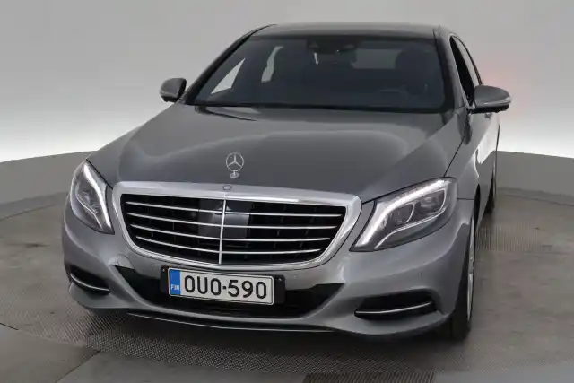 Harmaa Sedan, Mercedes-Benz S – OUO-590