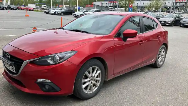 Punainen Viistoperä, Mazda 3 – OUO-670