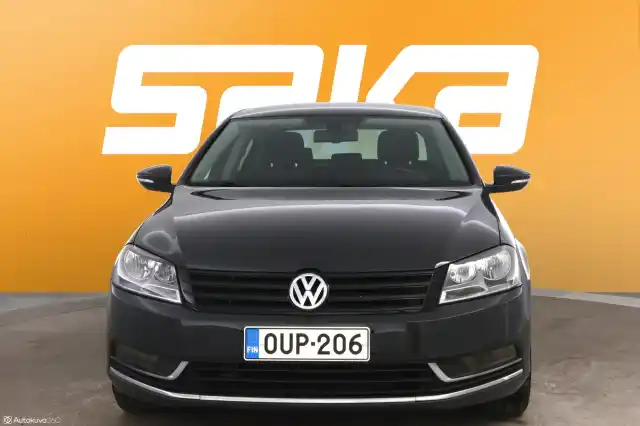 Harmaa Sedan, Volkswagen Passat – OUP-206