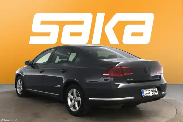 Harmaa Sedan, Volkswagen Passat – OUP-206