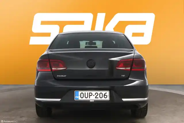 Harmaa Sedan, Volkswagen Passat – OUP-206