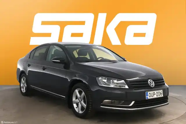 Harmaa Sedan, Volkswagen Passat – OUP-206