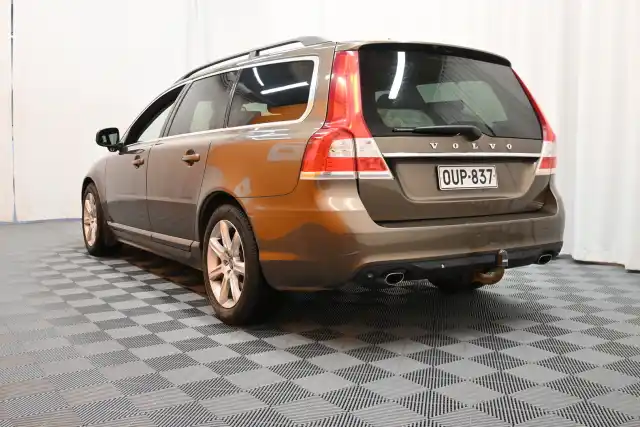 Ruskea (beige) Farmari, Volvo V70 – OUP-837