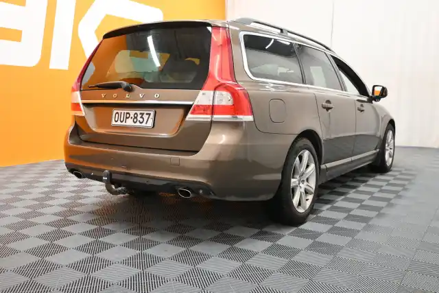 Ruskea (beige) Farmari, Volvo V70 – OUP-837