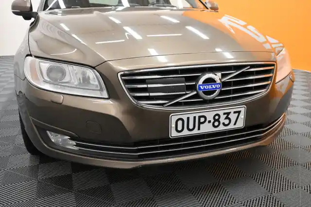 Ruskea (beige) Farmari, Volvo V70 – OUP-837