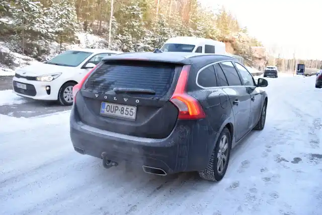 Musta Farmari, Volvo V60 – OUP-855