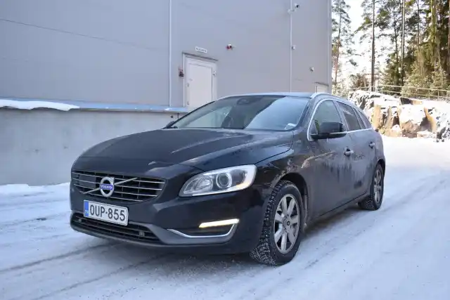 Musta Farmari, Volvo V60 – OUP-855