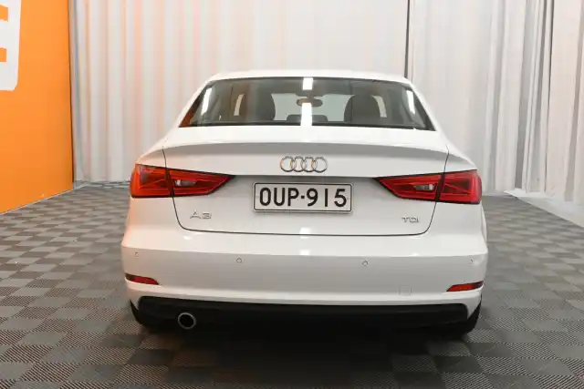 Valkoinen Sedan, Audi A3 – OUP-915