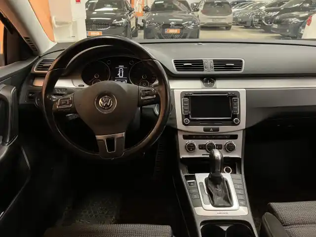 Musta Farmari, Volkswagen Passat – OUP-977