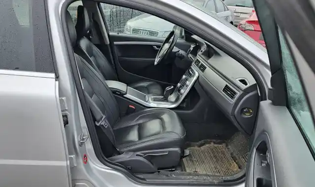 Harmaa Farmari, Volvo V70 – OUR-283