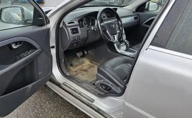 Harmaa Farmari, Volvo V70 – OUR-283