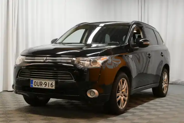 Musta Farmari, Mitsubishi Outlander PHEV – OUR-916