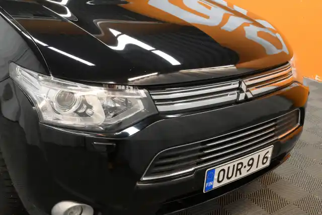 Musta Farmari, Mitsubishi Outlander PHEV – OUR-916