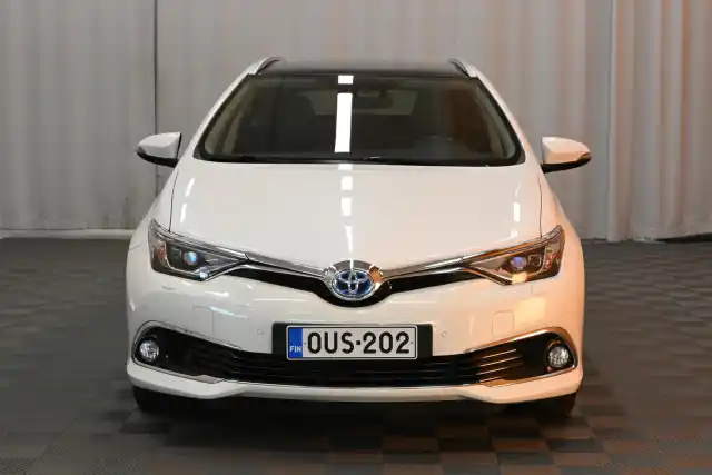 Valkoinen Farmari, Toyota Auris – OUS-202