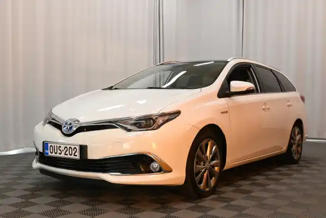 Valkoinen Farmari, Toyota Auris – OUS-202