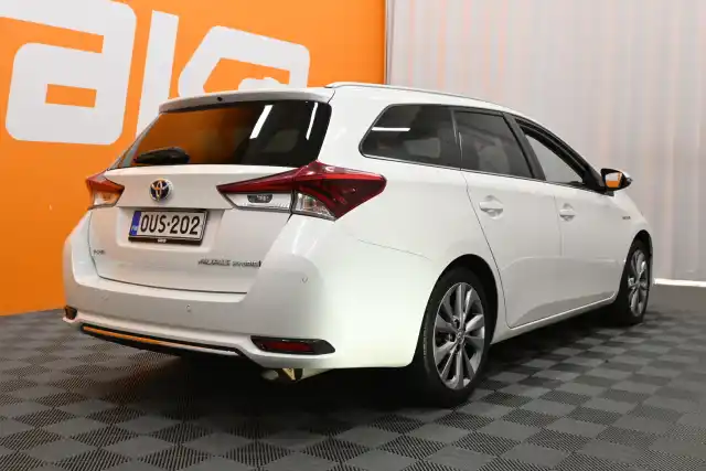 Valkoinen Farmari, Toyota Auris – OUS-202