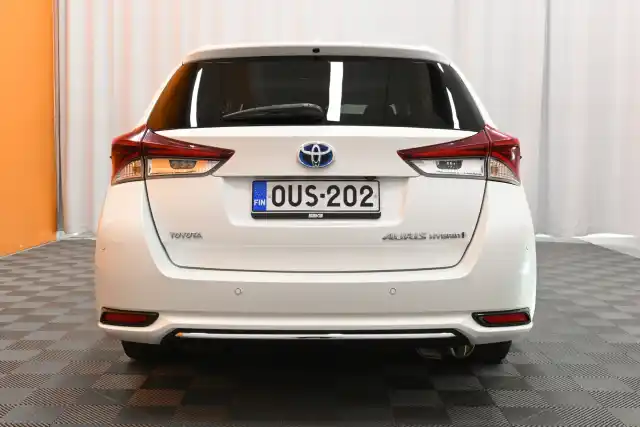 Valkoinen Farmari, Toyota Auris – OUS-202