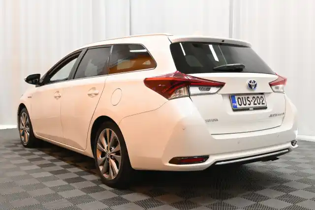 Valkoinen Farmari, Toyota Auris – OUS-202