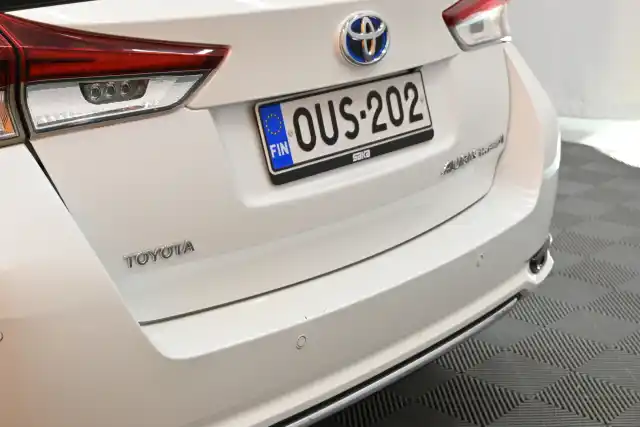 Valkoinen Farmari, Toyota Auris – OUS-202