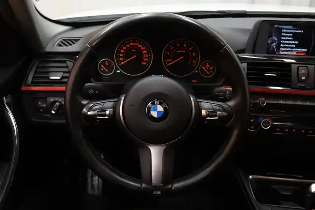 Valkoinen Farmari, BMW 320 – OUS-331