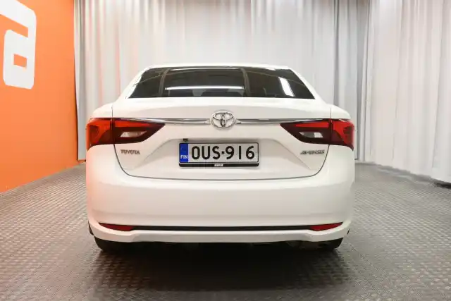 Valkoinen Sedan, Toyota Avensis – OUS-916