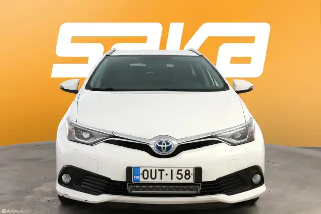 Valkoinen Farmari, Toyota Auris – OUT-158