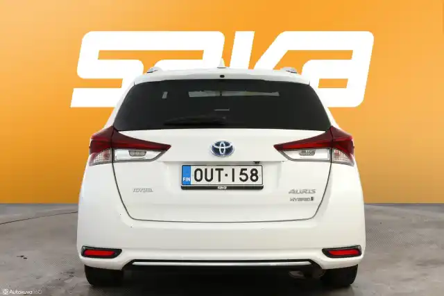 Valkoinen Farmari, Toyota Auris – OUT-158