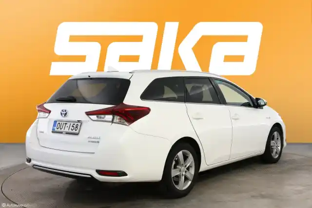 Valkoinen Farmari, Toyota Auris – OUT-158